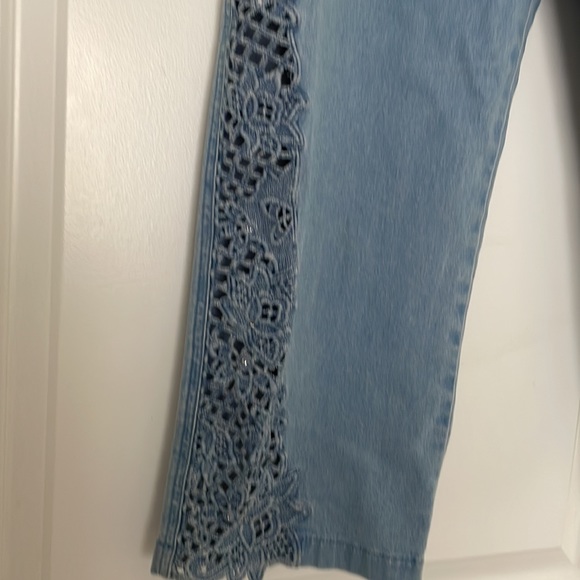 Lafei Star Light Blue Capri Jeans with intricate flower design - Picture 6 of 7